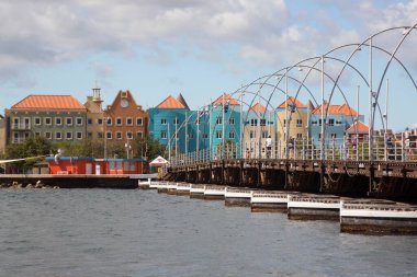 Willemstad şehrinde Kraliçe Emma Köprüsü