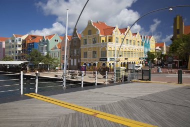 Willemstad şehrinde Kraliçe Emma Köprüsü