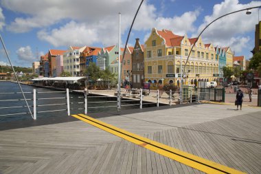 Willemstad şehrinde Kraliçe Emma Köprüsü