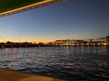 Willemstad şehrinde gece vakti Kraliçe Emma Köprüsü aydınlandı.
