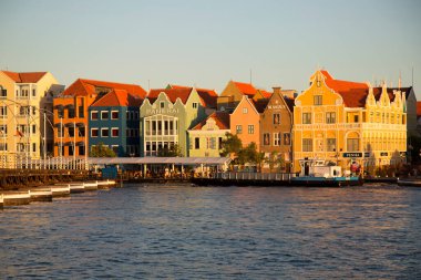 Willemstad şehrinde Kraliçe Emma Köprüsü