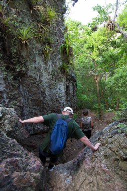 Turistler kayalara tırmanıyor