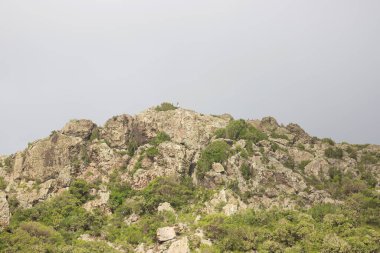 Kayaların üzerinde duran insanlar.