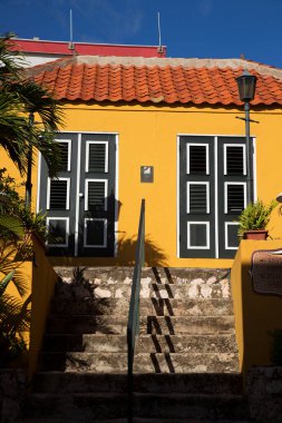 Gökyüzü arka planındaki eski ev