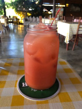 Kavanozda buzlu taze meyve suyu.