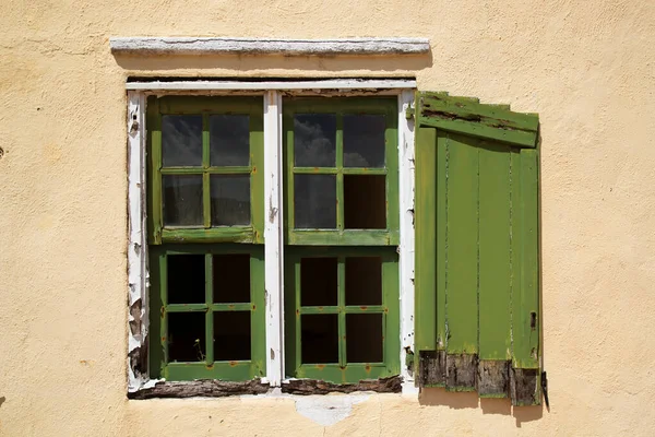 Ventanas Con Persianas Madera Verde — Foto de Stock