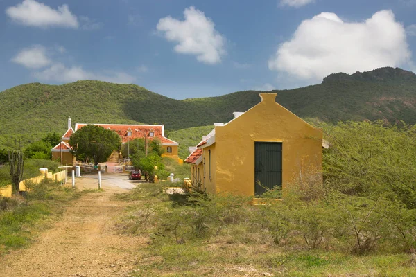 Casas Amarillas Entre Verdes Colinas — Foto de Stock