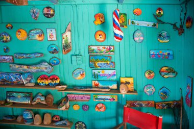 Marketteki hediyelik eşya dükkanı. 