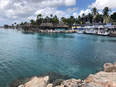 Curacao Limanı 'ndaki yatların güzel manzarası