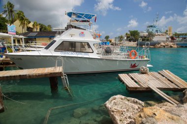 Curacao Limanı 'ndaki yatların güzel manzarası