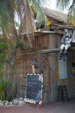 Balık lokantasına giriş.