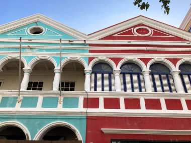 Akdeniz şehrindeki renkli cadde 