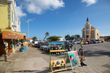 Akdeniz şehrindeki renkli cadde 