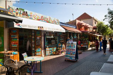 Akdeniz şehrindeki renkli cadde 