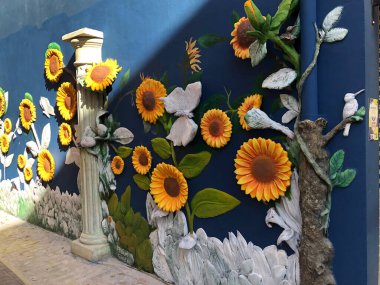 Duvarda güzel taş ayçiçekleri