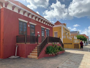 Renkli evlerin arasında yürüyen bir adam