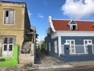 Terk edilmiş ve renkli evler