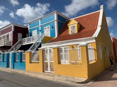 Renkli evlerin arasında yürüyen bir adam