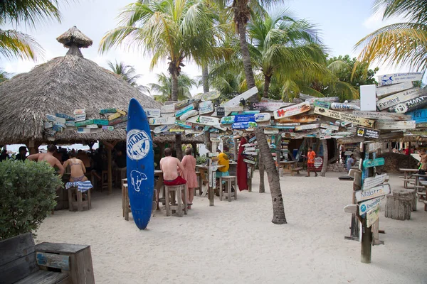 Toeristen Die Rusten Een Terrasje Met Veel Borden Curacao — Stockfoto