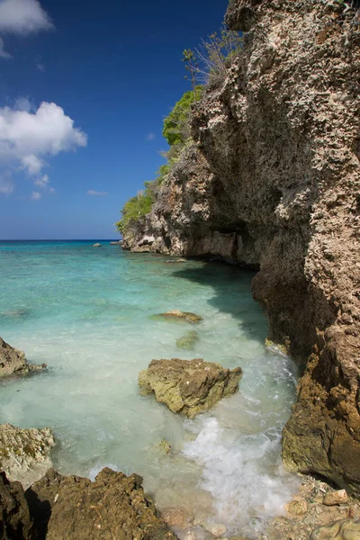 熱帯島の美しい岩の海の海岸 — ストック写真