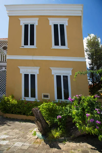 Hermosa Casa Con Patio Día Soleado — Foto de Stock