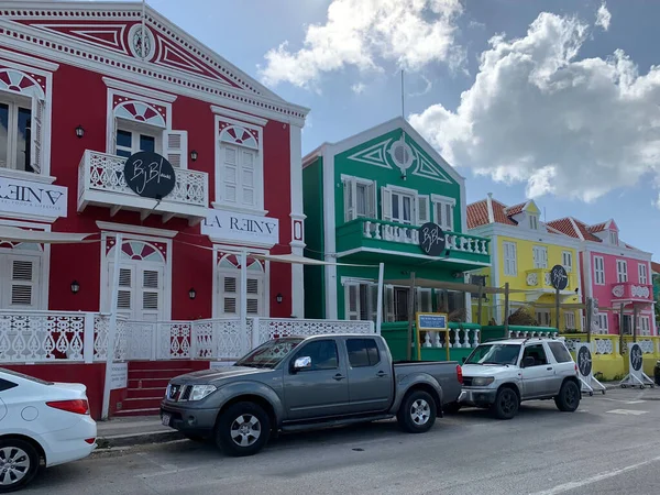 Coches Aparcados Junto Las Coloridas Casas — Foto de Stock