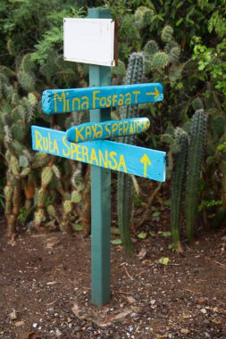 Ahşap yön işareti yakın plan görünümü