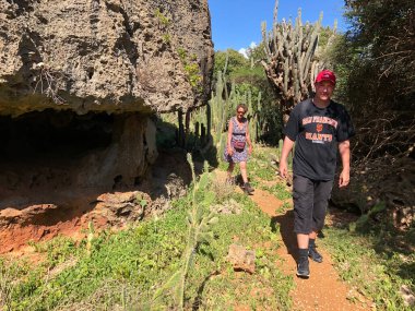 Dağlarda bir çift yürüyüşçü