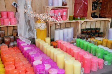 Mağazada güzel renkli mumlar var.