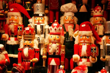 Noel pazarında renkli fındıkkıranlar