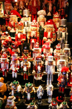 Noel pazarında renkli fındıkkıranlar