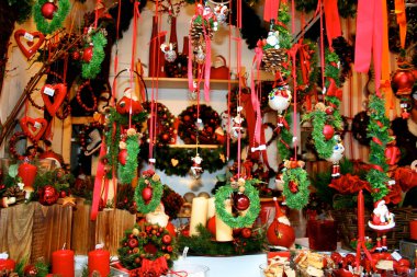 Piyasada Noel süsleri ve hediyelik eşyalar