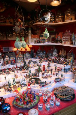 Noel pazarının hediyelik eşya tezgahlarıyla fotoğrafı. 