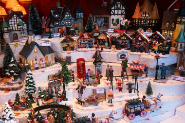 Noel pazarının hediyelik eşya tezgahlarıyla fotoğrafı. 