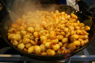 Tavada otlu patates kızartması.