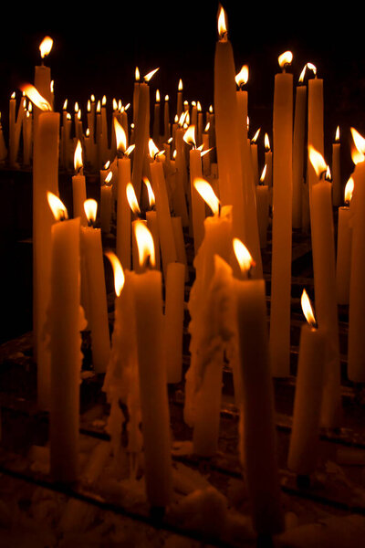 свечи в церкви