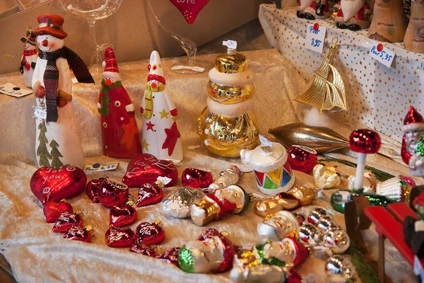 Piyasada Noel süsleri ve hediyelik eşyalar