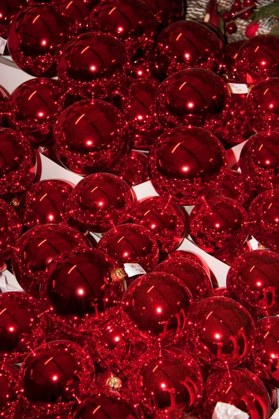 Kırmızı Noel Süslemeleri Kutularda — Stok fotoğraf