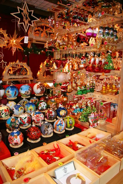お土産屋さんのクリスマスマーケットの写真 — ストック写真