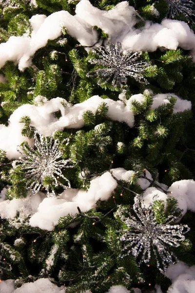 Weihnachtsbaum Mit Dekoration Und Schnee — Stockfoto