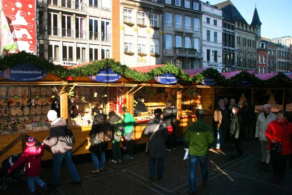 Χριστουγεννιάτικη Αγορά Άνθρωποι Περπατούν Δίκαιη — Φωτογραφία Αρχείου