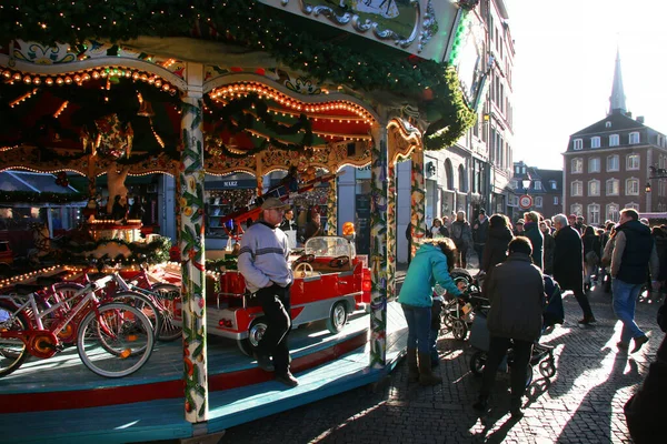 Рождественский Рынок Люди Ходят Ярмарке — стоковое фото