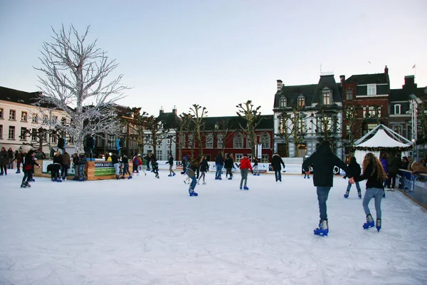 Mercatino Natale Vacanze Invernali Case Innevate Città Pista Pattinaggio — Foto Stock