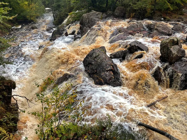 Hızlı nehirde güzel bir şelale