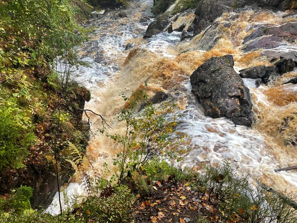 Hızlı nehirde güzel bir şelale