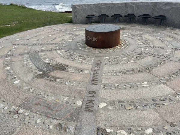 해변에 세워진 기념물 — 스톡 사진