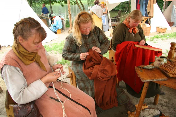 Vrouwen Ouderwetse Kostuums Die Kleding Maken — Stockfoto