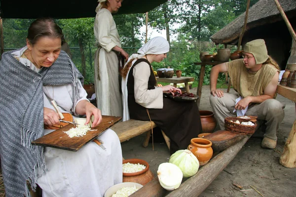Ženy Staromódních Kostýmech Vyrábějící Jídlo — Stock fotografie