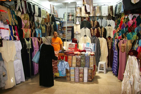 Hagyományos Arab Ruházat Eladó Egy Piacon — Stock Fotó