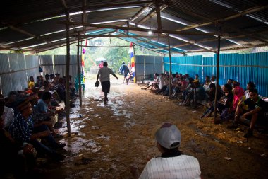 Geleneksel Hint dans festivalindeki insanlar 